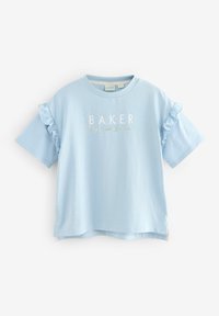 T-shirt azzurro chiaro a maniche corte con maniche arricciate e scritta bianca che riporta "BAKER" con un accento dorato sottostante.