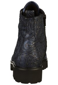 Laivansiniset nilkkurit, jotka on valmistettu teksturoidusta nahasta ja joissa on kohokuvioitu kukkakuosi. Kengissä on sivuvetoketju ja tukeva musta pohja.