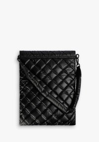Bolso negro acolchado hecho de tejido brillante, con cierre de cremallera y correa de hombro desmontable. Forma cuadrada con patrón de diamantes.