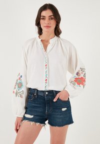 REGULAR FIT - Blúzka so zapínaním na gombíky - white coral