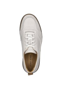Weiße Leder-Sneaker mit runder Spitze, Schnürverschluss, perforierten Details, brauner Gummisohle und einem inneren Logoschild. Mit einer Zuglasche an der Rückseite.