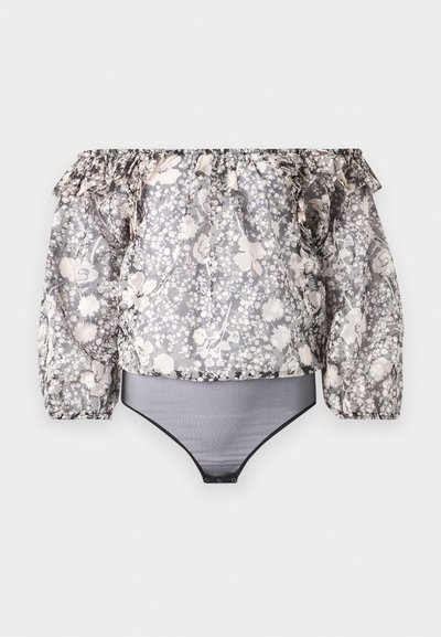 Body cu umeri goi, cu imprimeu floral, inclusiv mâneci volan și bordură neagră, având un model combinat de gri, alb și bej. Materialul este ușor.