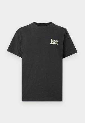 Must värviline lühikeste varrukatega kaelusega t-särk, mille vasaku üla-rinna piirkonnas on väike heledatooniline "Lee" logo.