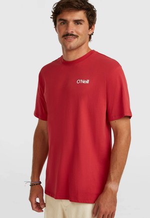 Maglietta rossa in cotone con maniche corte, scollo rotondo e piccolo logo bianco sul petto. Tessuto liscio e vestibilità casual.