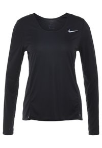 Musta pitkähihainen urheilupaita, joka on valmistettu kosteutta siirtävästä kankaasta. Ominaisuuksiin kuuluu pyöreä kaula-aukko ja pieni valkoinen Nike-logo vasemmassa yläkulmassa.