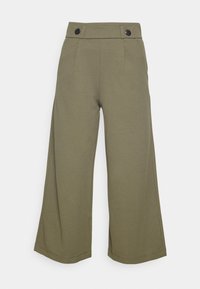 Olivgrön vida byxor med en slät yta, som har två svarta knappar i midjan och veck framtill för extra detalj.