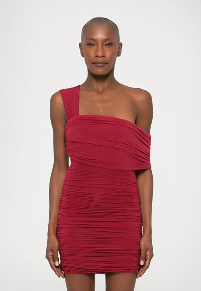 Rotes, einseitiges Kleid aus gerafftem Stoff. Es hat eine figurbetonte Silhouette mit einer strukturierten Oberfläche und einem geschichteten Designdetail an der Schulter.