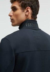 Marineblauer Sweatshirt mit hohem Kragen, ausgestattet mit einem strukturierten Markenlogo am Hals. Glattes Material und minimale Nähte.