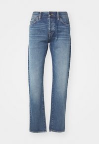 Vaqueros de mezclilla azul con diseño de pernera recta, decoloración sutil, estilo de cinco bolsillos y cierre de botón metálico en la cintura.