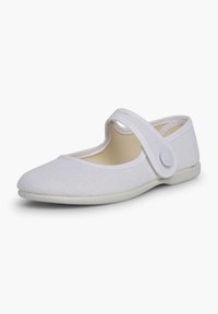 Weiße Mary Jane-Schuhe aus strukturiertem Stoff mit runder Zehenform, ausgestattet mit einem Klettverschlussriemen und einer flexiblen, niedrigen Sohle.