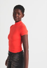 Levi's® EFFORTLESS TEE - Navadna majica - poppy red