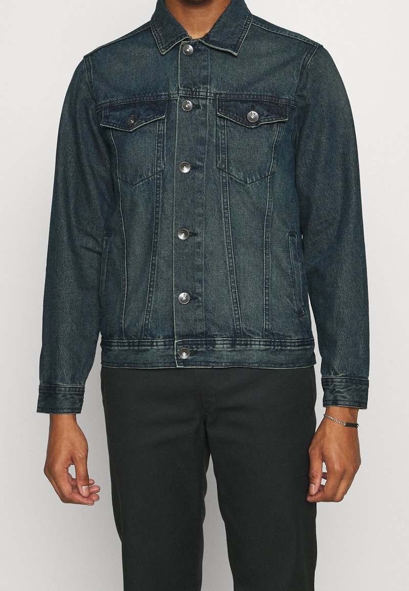 Dunkelblaue Jeansjacke mit klassischem Kragen, zwei Brusttaschen, Knopfverschluss und subtiler Verblassung für Textur.
