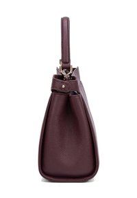 Borsa in pelle di un profondo bordeaux, forma rettangolare, superficie texturizzata, con una maniglia corta e accessori in tonalità oro che accentuano la tracolla.