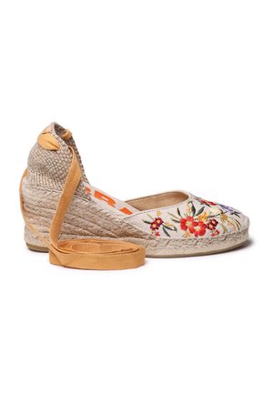 Bestickter Espadrille-Plateauschuh in Beige mit floralen Mustern, natürlicher Jutebasis und orangen Akzenten. Besitzt ein hellbraunes Riemendetail.