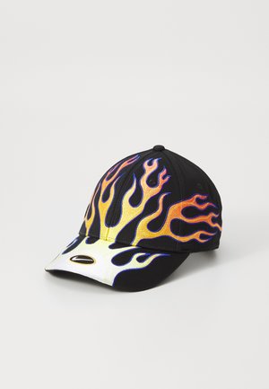 Gorra negra con diseños de llamas coloridas en naranja, amarillo y azul. La parte frontal cuenta con un visera brillante de color plata con un acento de logo negro.