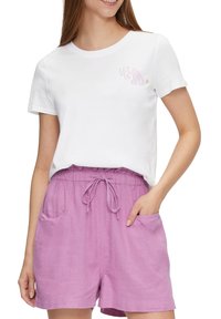 Witte katoenen T-shirt met korte mouwen, voorzien van een roze tekstontwerp, gecombineerd met lila linnen shorts met een elastische tailleband en zakken.