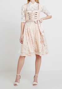Robe dirndl rose clair avec manches en dentelle, broderie florale, détails en ruban de satin et un corsage ajusté, dotée d'une jupe évasée.