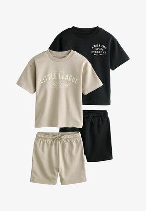 To sæt med kortærmet t-shirt og shorts, den ene beige med teksten "Little League", den anden sort med teksten "Awesome Every Day", afslappet stil.