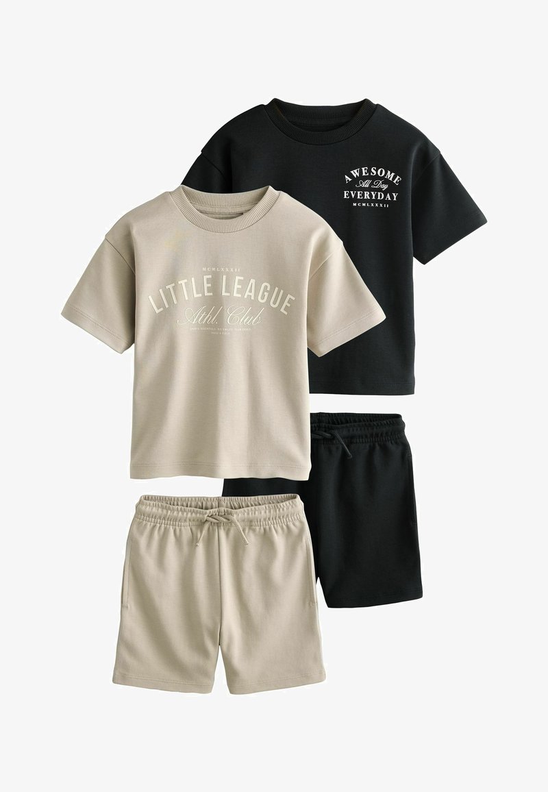 Dos conjuntos de camiseta de manga corta y pantalones cortos, uno beige con el texto "Little League", otro negro con el texto "Awesome Every Day", estilo casual.