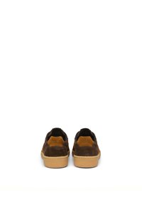Chaussures en daim de couleur marron et beige. Design basse avec surface texturée et accents surpiqués. Semelles en caoutchouc avec un motif de traction.