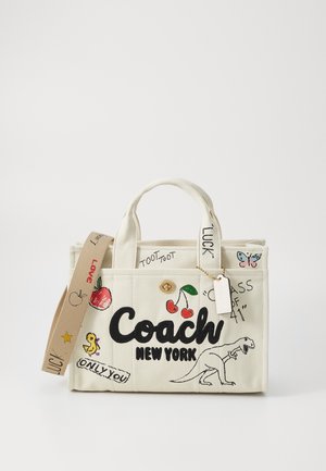 Canvas Coach New York kangaskassi, jossa kirjailtuna kirsikoita, omena, dinosaurus, ankka, perhonen ja teksti, mukaan lukien "Luck", "Only You" ja "Class of 41".