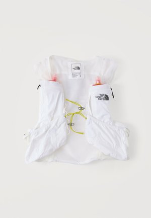 Weißes Mesh-Laufweste mit vorderen Taschen für Wasserflaschen und gelben verstellbaren Kordeln, gebrandet mit The North Face-Logos.
