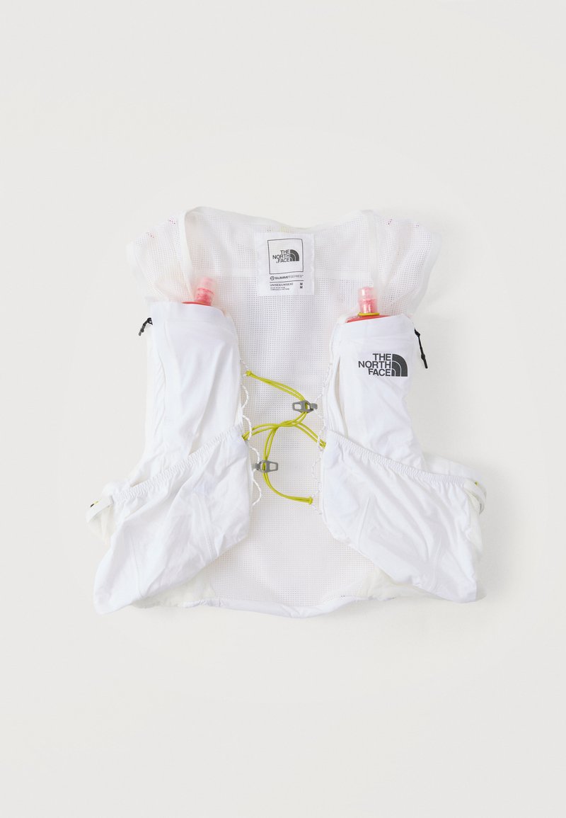 Λευκό διχτυωτό γιλέκο για τρέξιμο με εμπρόσθιες θήκες για μπουκάλια νερού και κίτρινους ρυθμιζόμενους κορδόνια, με το λογότυπο The North Face.