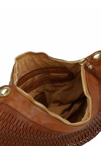 Braune Lederhandtasche mit einem durchbrochenen Design, Reißverschlussverschluss und einem Innenraum mit Stofffutter und Reißverschlusstasche.