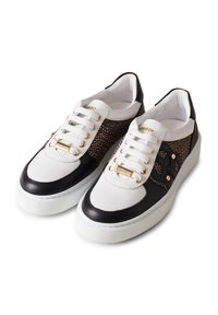 Sneaker bianco e nero con tomaia in pelle liscia, pannello laterale testurizzato, dettagli dorati e suole in gomma bianca. Presentano un design con lacci.