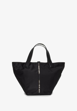Borsa tote nera in nylon con manici in pelle, dotata di una cerniera centrale e dell'etichetta "ALEXANDER SMITH" in lettere argentate.