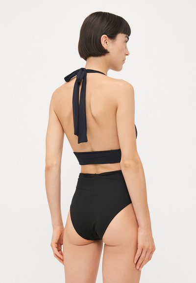 Melns bikinis ar halter stila kakla dizainu un sasietu aizmuguri. Augsta vidukļa apakšdaļa ar gludu tekstūru un minimālisma stilu.