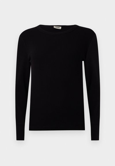 Pull noir à manches longues en col rond, fabriqué en tissu côtelé. Il dispose de manches ajustées et d'une texture lisse. Design simple et minimaliste.