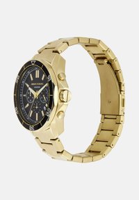 Guldtonet metal armbåndsur med sort urskive, tre underinddelinger, datovindue og roterende bezel, åben metal link-armbånd.