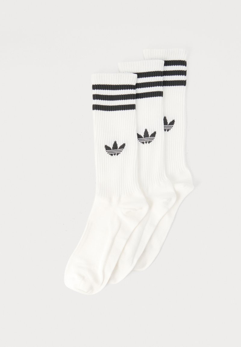 Drei weiße Sportsocken mit schwarzen Streifen am oberen Rand und schwarzem Adidas-Trefoil-Logo auf dem gerippten Beinbereich.