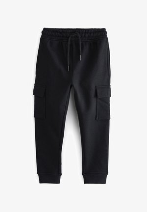 Czarne spodnie cargo typu jogger z elastycznym pasem, sznurkiem do regulacji, bocznymi kieszeniami z klapami oraz ściągaczami przy kostkach, przedstawione na płasko na białym tle.