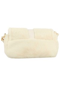 Bela torbica z daljšo naramnico iz dlakastega krzna s teksturirano površino, ravnim trakom in zlato okrasno opremo. Pravokotna oblika z mehkim zaključkom.