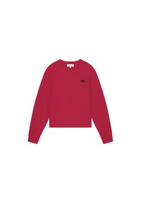 Roter, gestrickter Pullover mit langen Ärmeln, Rundhalsausschnitt und einem schwarzen Logo auf der linken Brust. Weiche Textur, cropped Design.