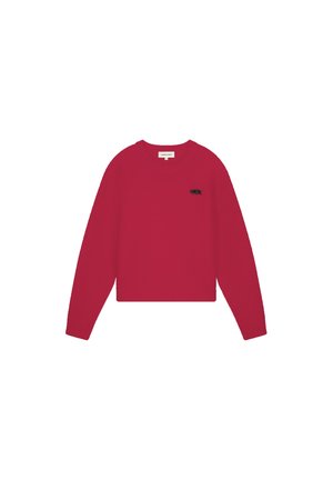 Roter, gestrickter Pullover mit langen Ärmeln, Rundhalsausschnitt und einem schwarzen Logo auf der linken Brust. Weiche Textur, cropped Design.