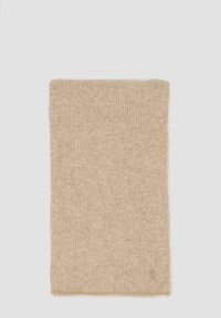 Écharpe en tricot côtelé beige avec une texture douce, pliée à plat sur un fond gris clair, présentant un petit logo brodé près du bord inférieur.