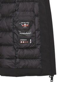 Giacca nera isolata con texture trapuntata, dotata di etichette per "Hidra-neK" e "PlumenoPlume," e una tasca con zip per riporre oggetti.
