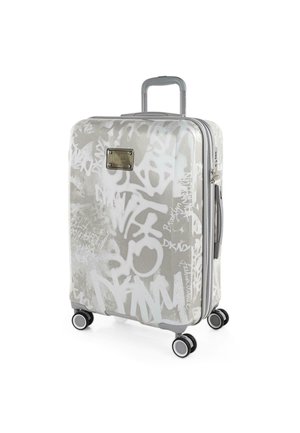 Maleta rígida en gris claro con patrones de graffiti en blanco, que cuenta con un mango telescópico y cuatro ruedas negras para una fácil movilidad.