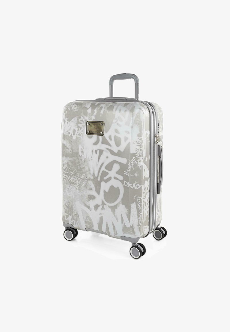 Maleta rígida en gris claro con patrones de graffiti en blanco, que cuenta con un mango telescópico y cuatro ruedas negras para una fácil movilidad.