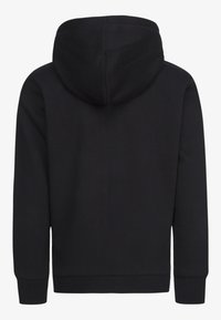 Crna majica s kapuljačom s punom kapuljačom, dugim rukavima te rebrastim manžetama i donjim rubom. Glatki materijal bez vidljivih logotipa ili uzoraka na leđima.