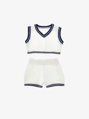 Valge kootud lühike topp ja lühikesed püksid komplekt, millel on V-kujuline kaelus, tumesinine äär ja tekstuuriline kudumine. Kanga koostis on pehme ja avatud mustriga.