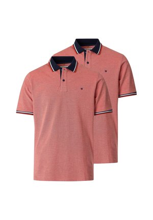 Zwei lachsfarbene Poloshirts mit marineblauen Kragen und gestreiften Ärmelsäumen, vor weißem Hintergrund dargestellt.