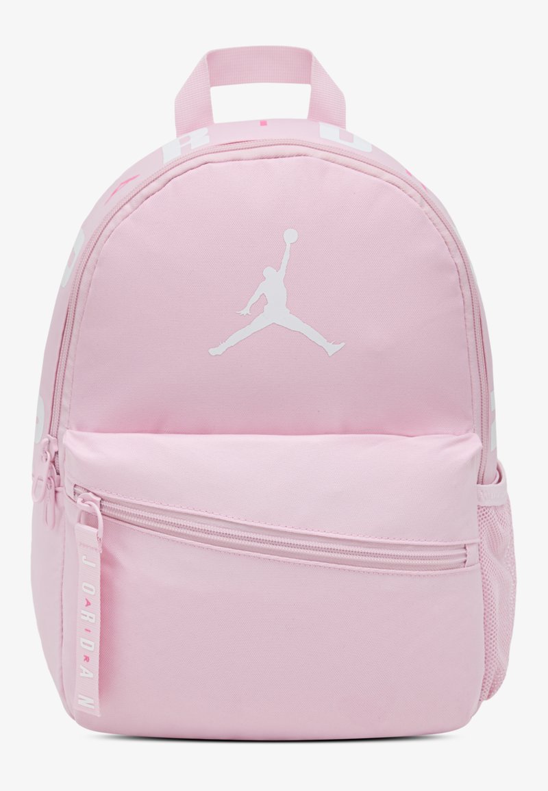 Ροζ σακίδιο από ύφασμα, με μεγάλο μπροστινό φερμουάρ, δίχτυ πλαϊνή τσέπη και λευκό λογότυπο Jumpman στο μπροστινό μέρος.