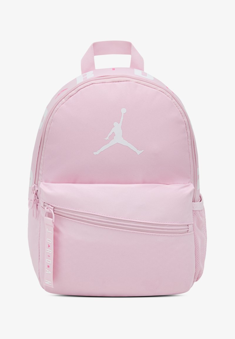 Ροζ σακίδιο από ύφασμα, με μεγάλο μπροστινό φερμουάρ, δίχτυ πλαϊνή τσέπη και λευκό λογότυπο Jumpman στο μπροστινό μέρος.