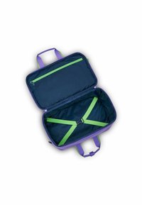 Sac de voyage violet avec une fermeture éclair verte vibrante et des sangles croisées à l'intérieur, présentant une texture lisse et une forme rectangulaire. Vue ouverte affichée.