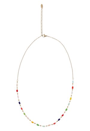 Fin gylden kæde halskæde med små, rektangulære perler i rød, grøn, blå, gul, pink, hvid og lyseblå jævnt fordelt langs den nederste halvdel.