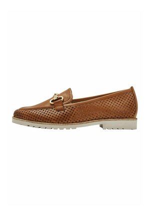 Mocassins en cuir marron avec un design perforé, dotés d'un accent décoratif en métal doré et d'une semelle en caoutchouc blanche.